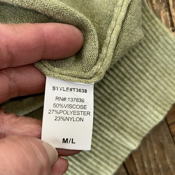 Green Lightweight V Neck Sweater by Ivy & Leo NWT - Picture 8 of 11